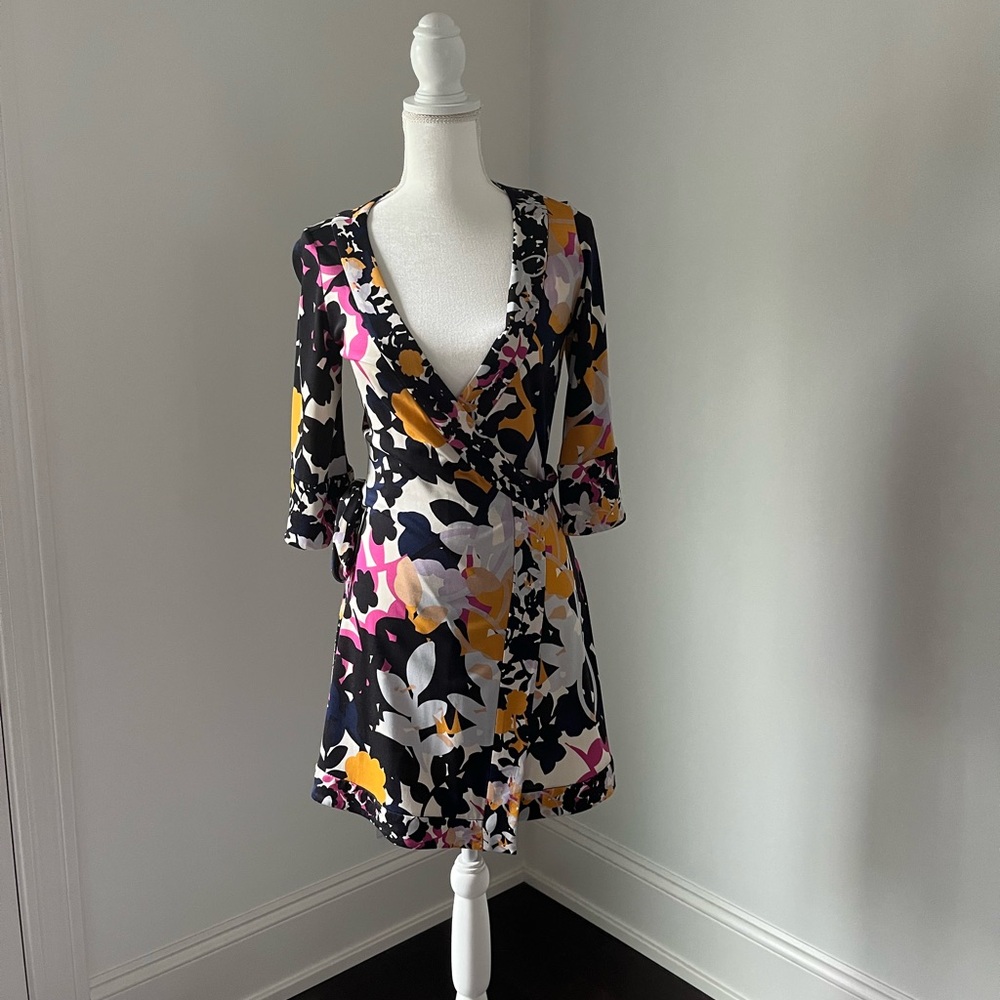 Diane von Furstenberg 100% Silk Wrap Dress - Picture 1 of 7